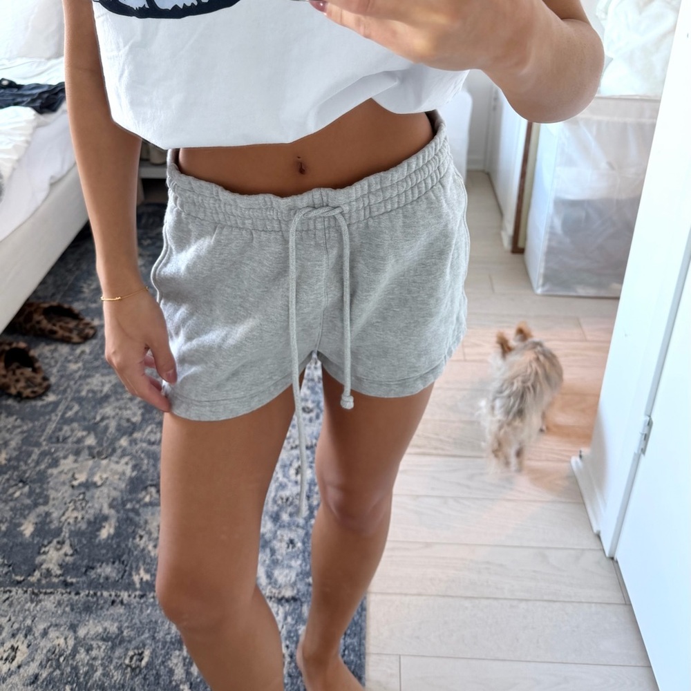 ARITZIA TNA Cozy Fleece Boyfriend 2" Sweat Short - size medium